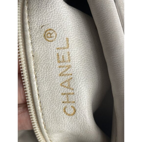 Chanel: RARE 1994 White Envelope Camera Vintage Chanel Quilted Lambskin Leather - Picture 12 of 16